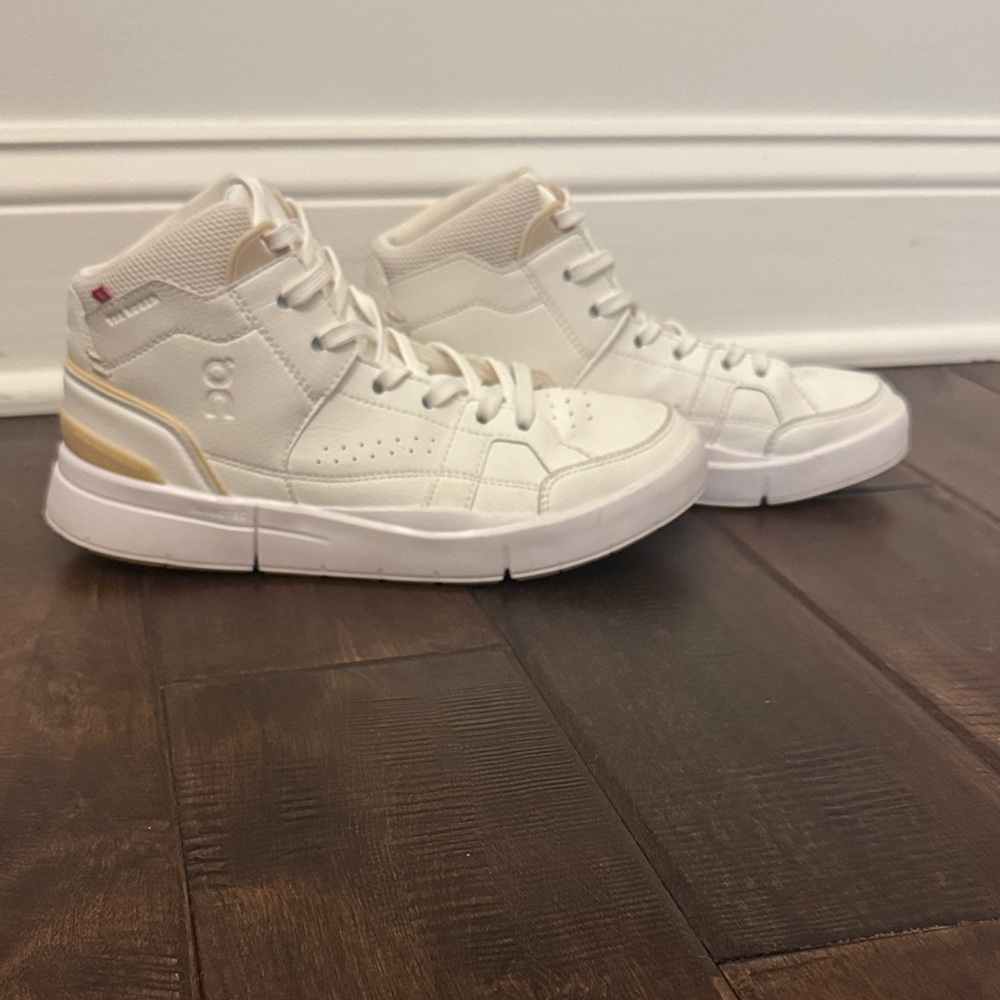 On Cloud The Rogers Mid Women's White Athletic Shoes
